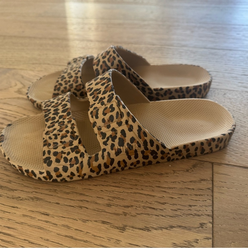 Freedom Moses Womens Slide Sandal Leopard Size 40/41